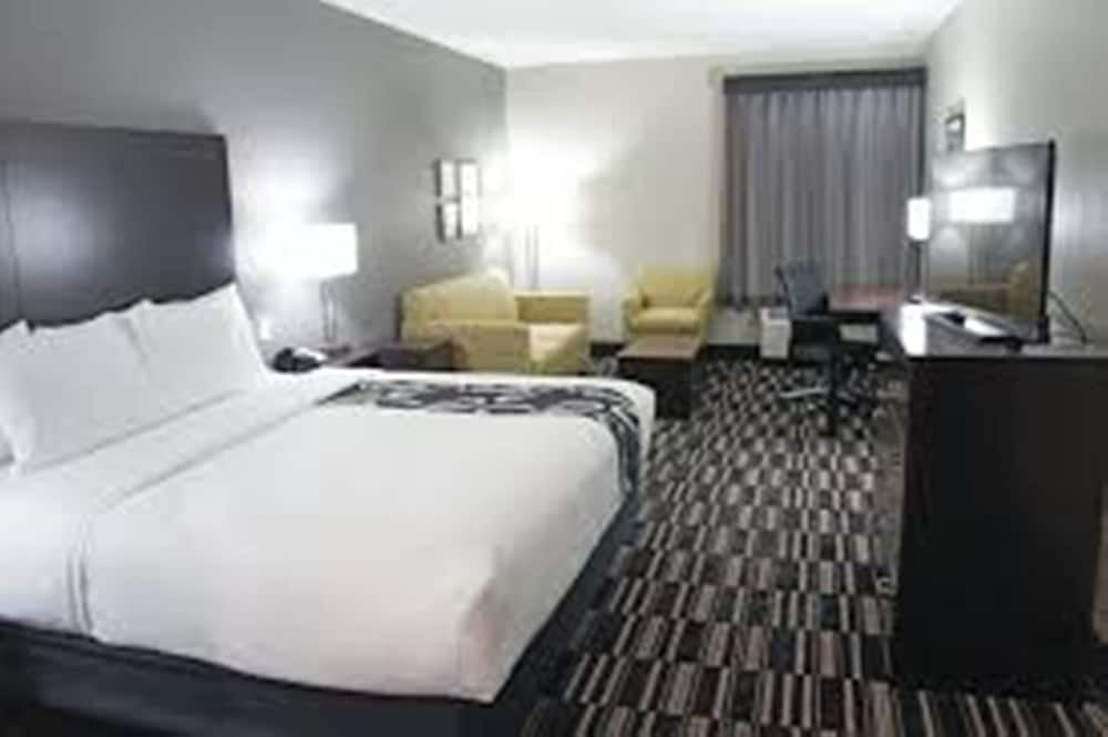 La Quinta Inn & Suites by Wyndham Fort Worth - Lake Worth 11/50