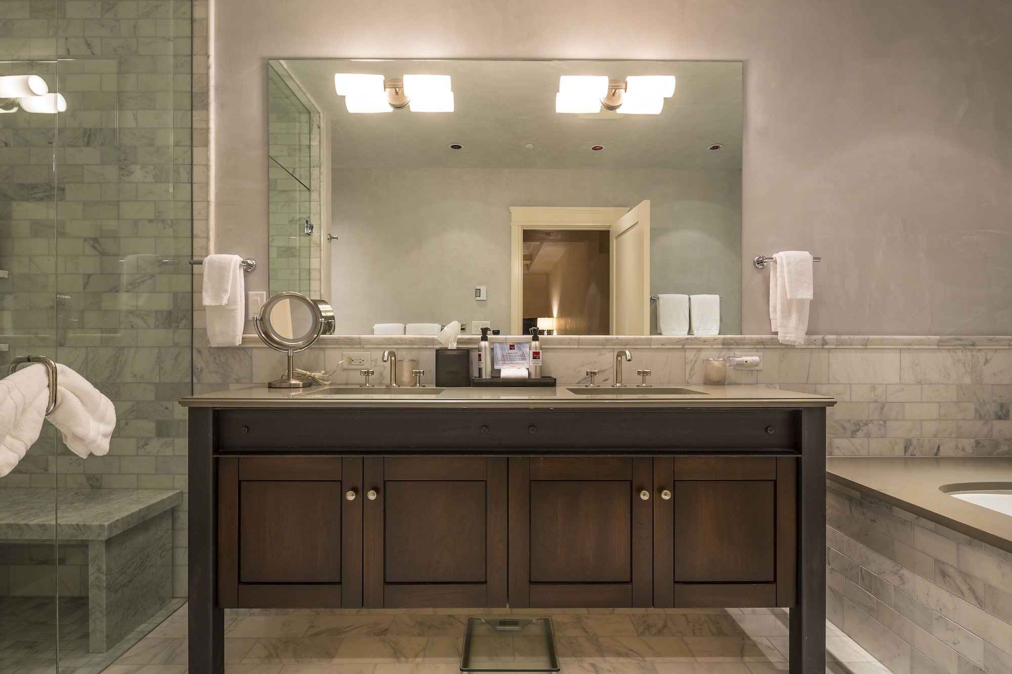 غرفة بسرير كينج وسرير كوين وسريرين منفصلين بـ3 غرف نوم، The Auberge Residences at Element 52 8/8