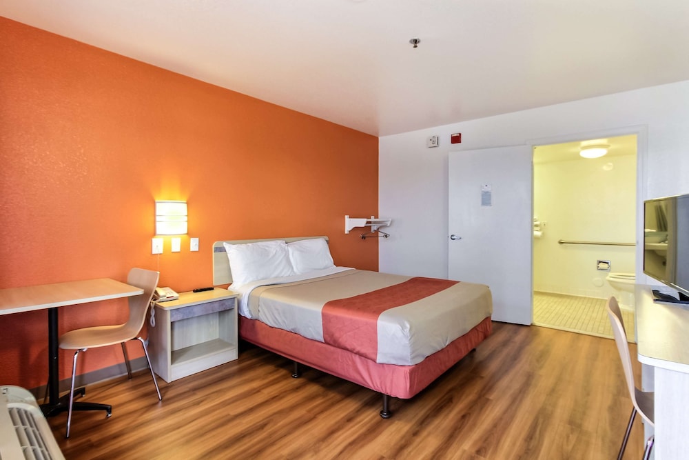 Motel6 Salinas, CA - North Monterey Area 23/41