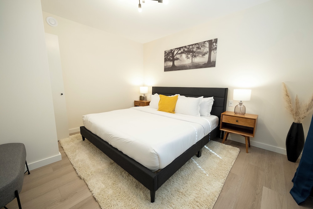Deluxe, Suite, Apartment, King Bed, Sofa