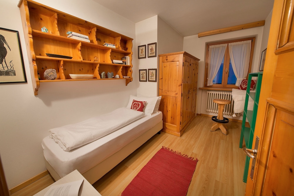 4 BEDROOMS, PLUS, FAMILY, 2 BATHROOMS