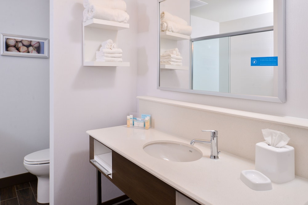 HAMPTON INN BY HILTON OMAHA AIRPORT, IA 10/27