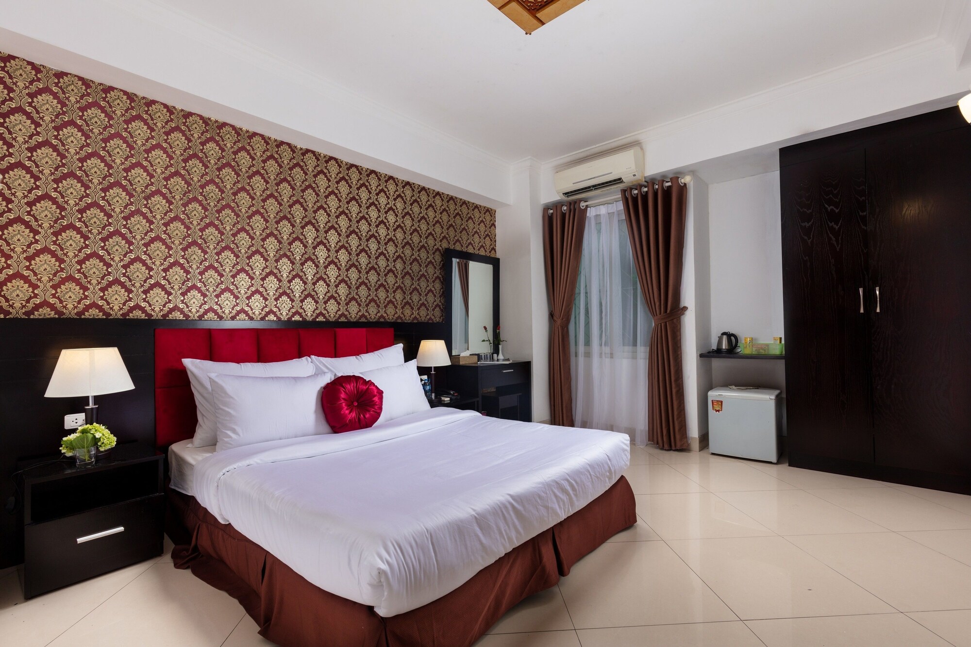 ROOM, DOUBLE BED, NO VIEW