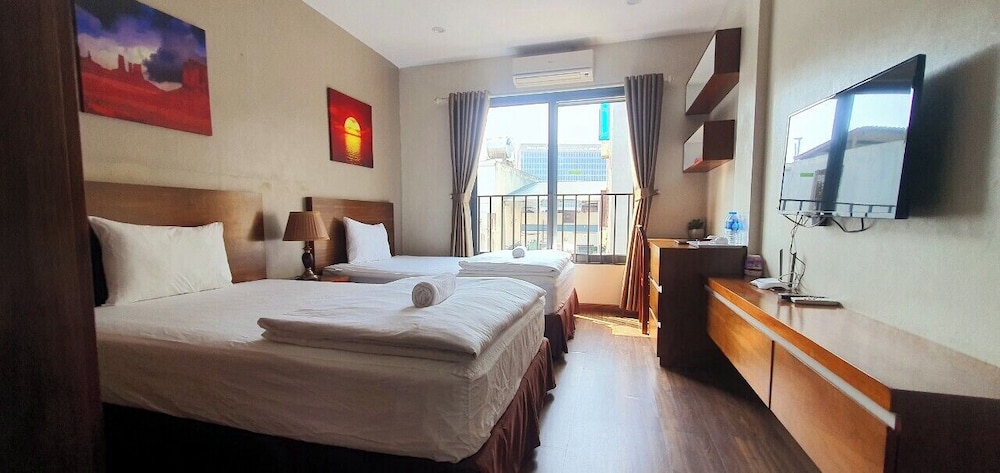 ROOM, DOUBLE OR TWIN BED, KITCHENETTE