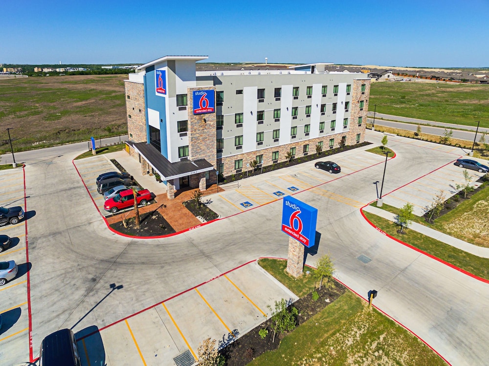 Studio6 Buda, TX 59/63