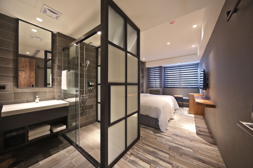 Micro Hotel 4/27