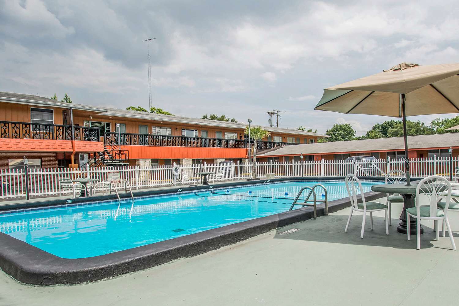 Rodeway Inn & Suites Winter Haven Chain of Lakes 34/35