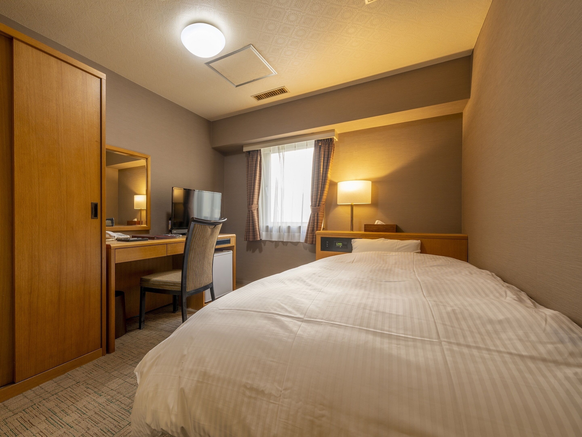 ROOM, SINGLE