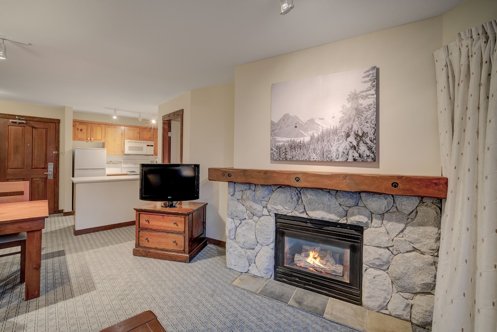 Blackcomb Springs Suites by CLIQUE 46/70