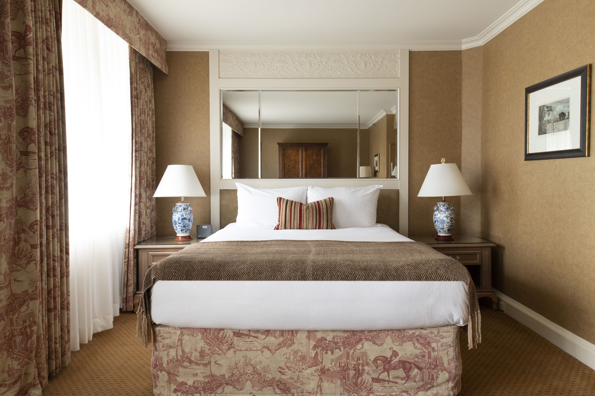 EXECUTIVE, QUEEN BED