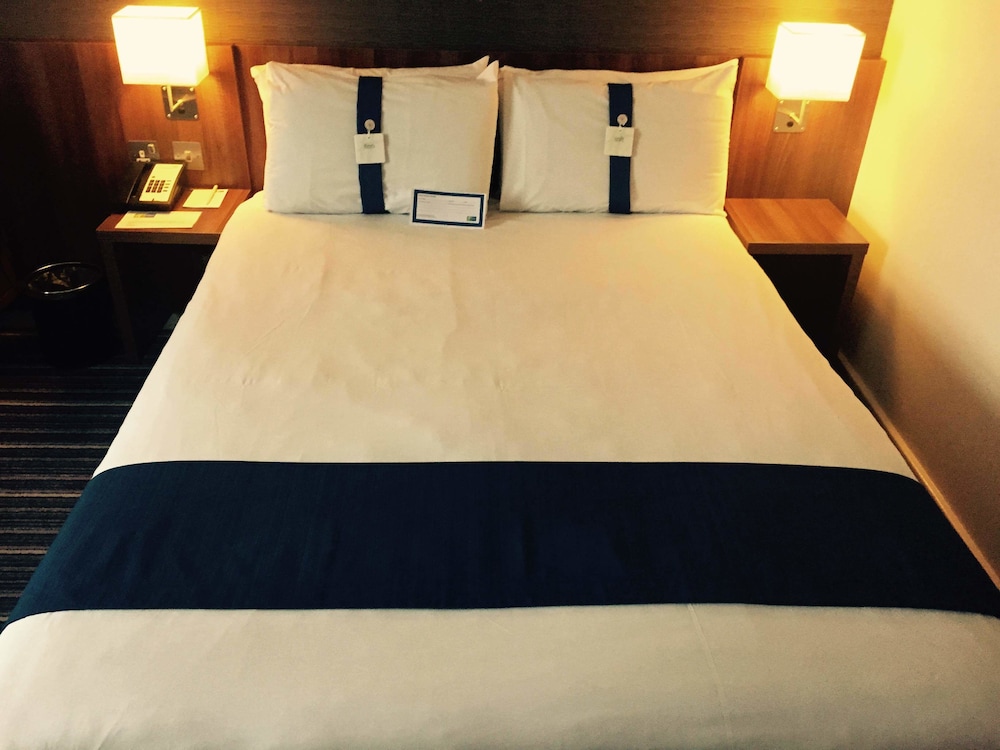 Holiday Inn Express Glenrothes 30/70