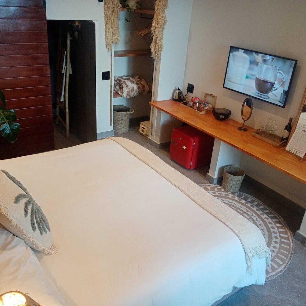 Standard, King Bed, Pool and Sea View