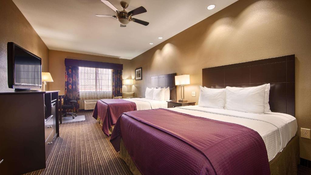 غرفة بسريرين كوين بحوض استحمام لذوي الإعاقة