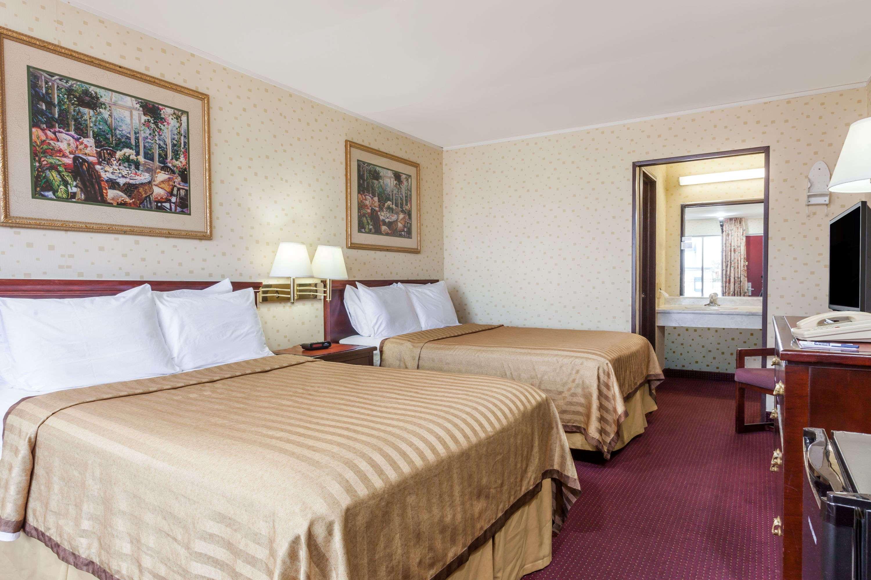 Travelodge by Wyndham Seymour 11/30