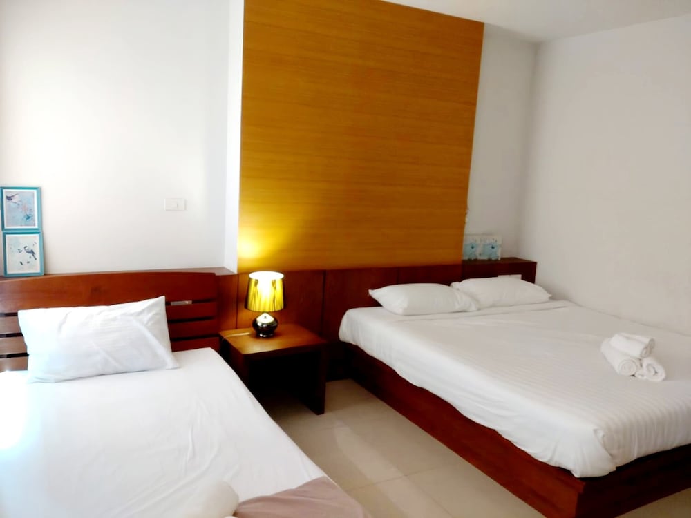 The Little Nest Hotel 12/49