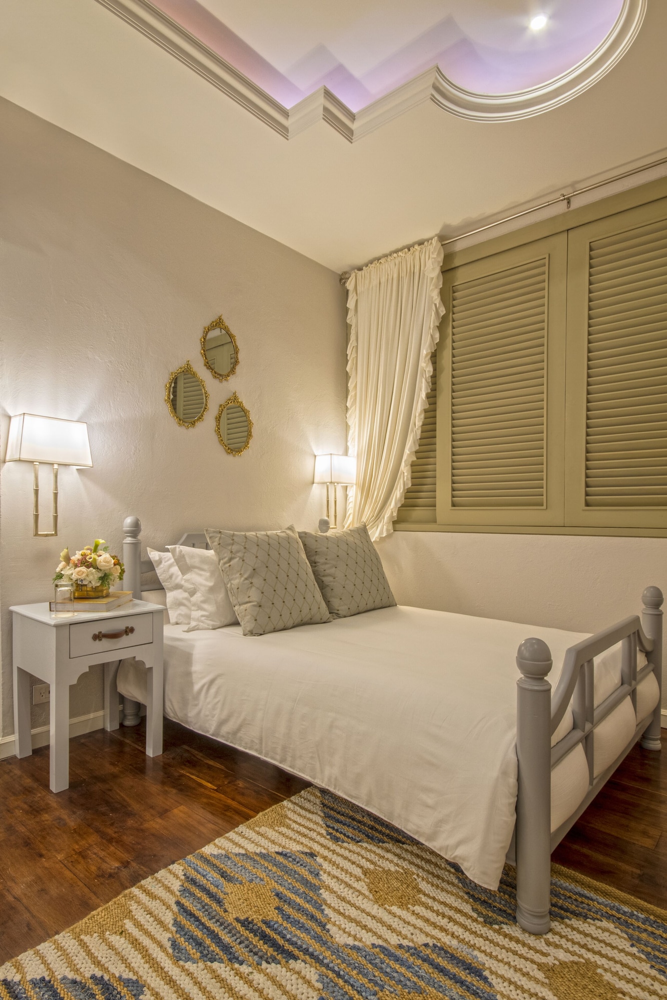 SUPERIOR, QUEEN BED