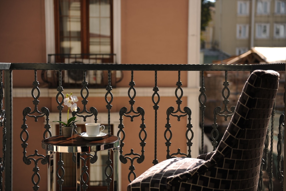 Le Petit Palace Hotel 25/50
