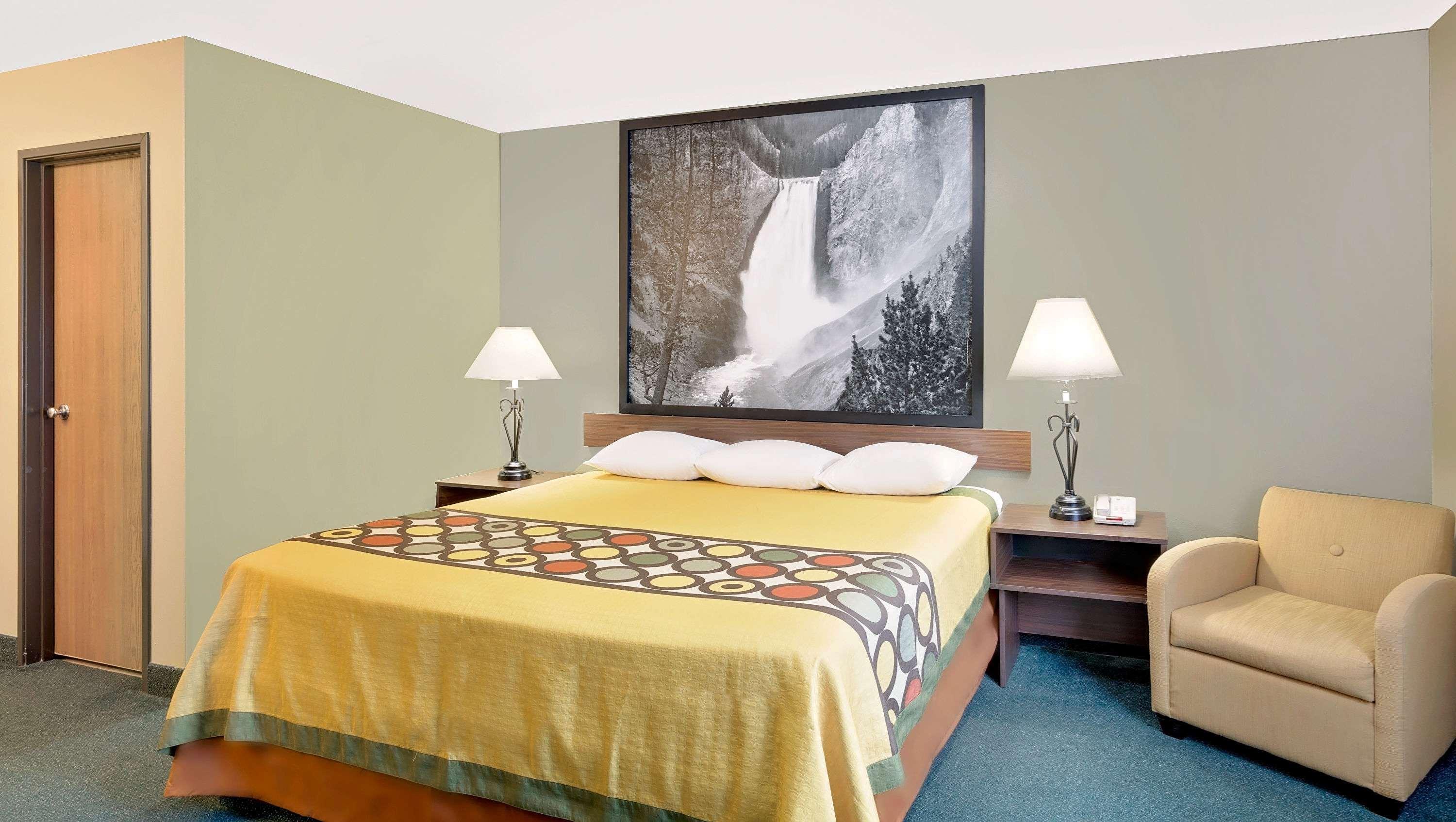 غرفة ديلوكس بسرير كوين، Super 8 By Wyndham Belgrade/Bozeman Airport 2/2