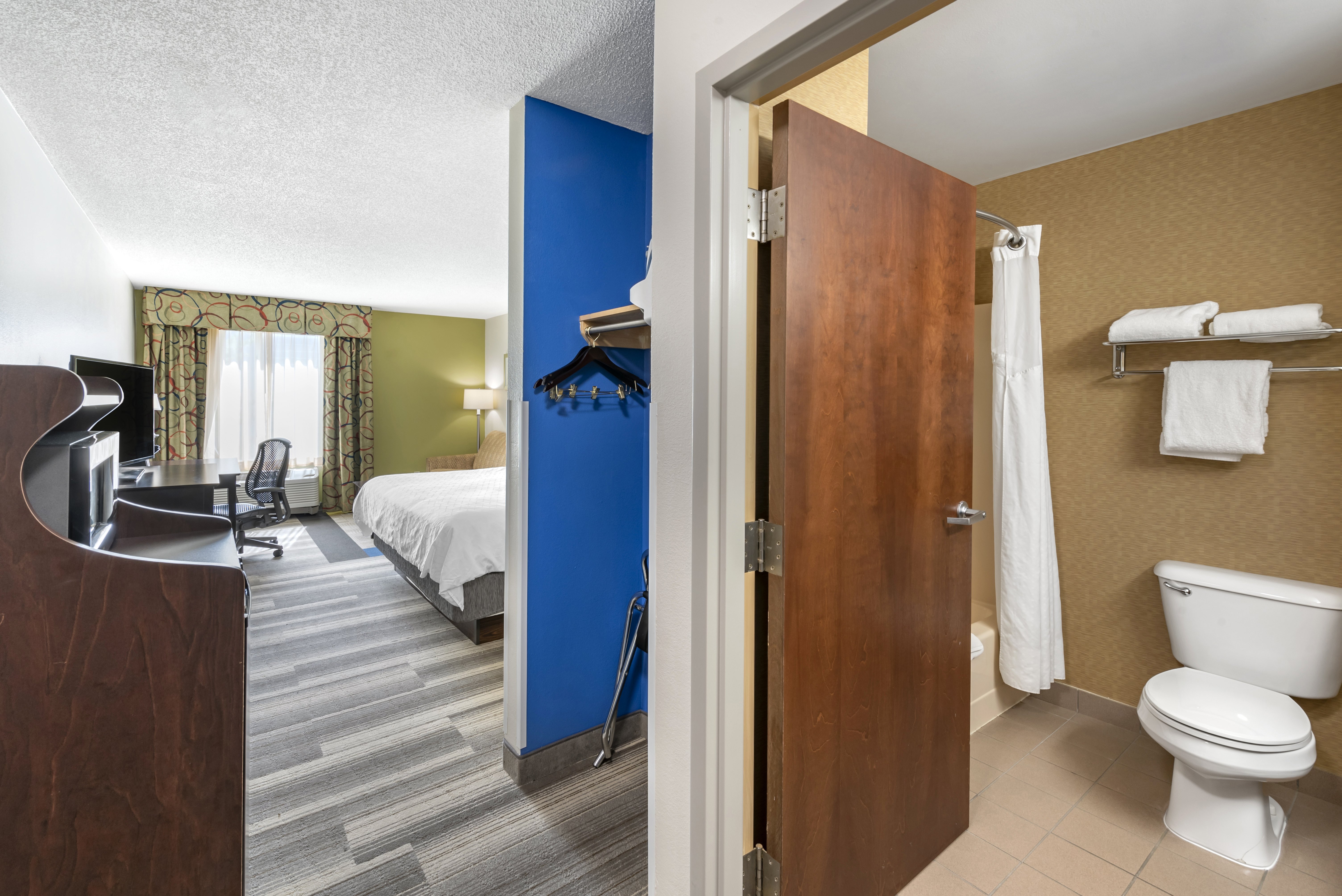 Holiday Inn Express Hotel & Suites Cincinnati-Blue Ash 69/72