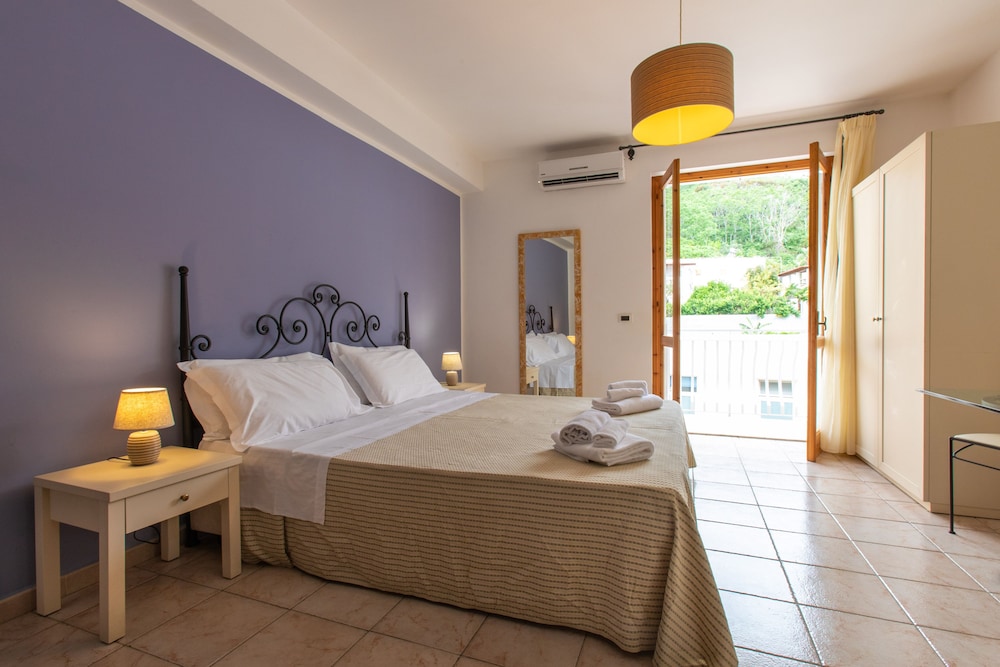 ROOM, DOUBLE BED