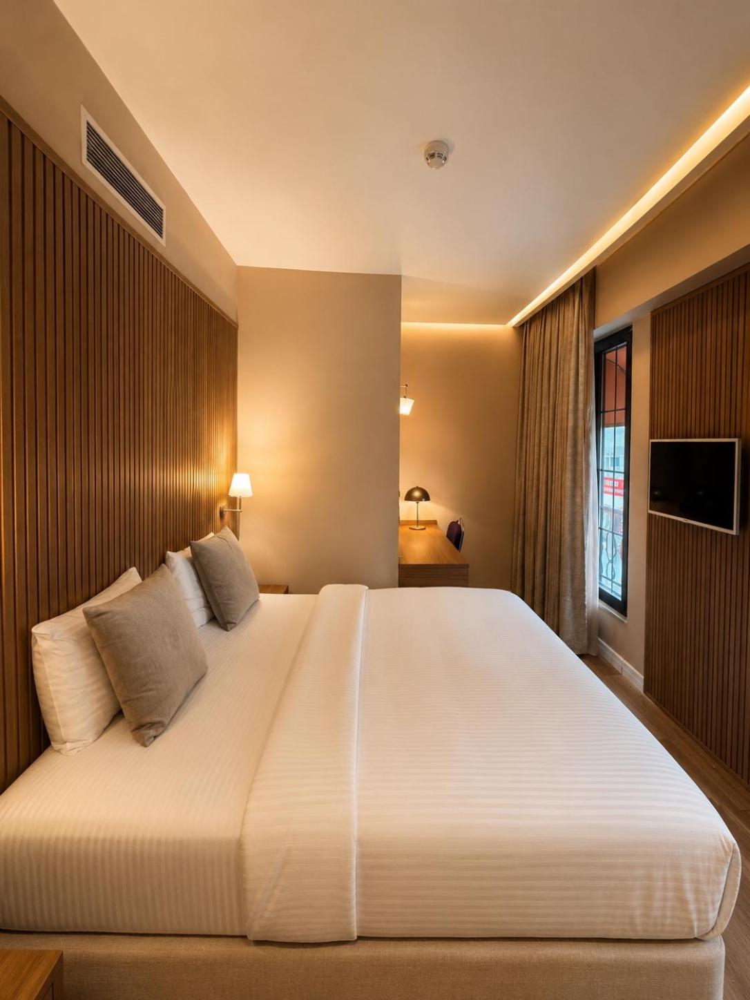 Suite, King Bed, Balcony