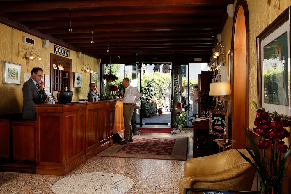 Pensione Accademia Villa Maravege 7/65
