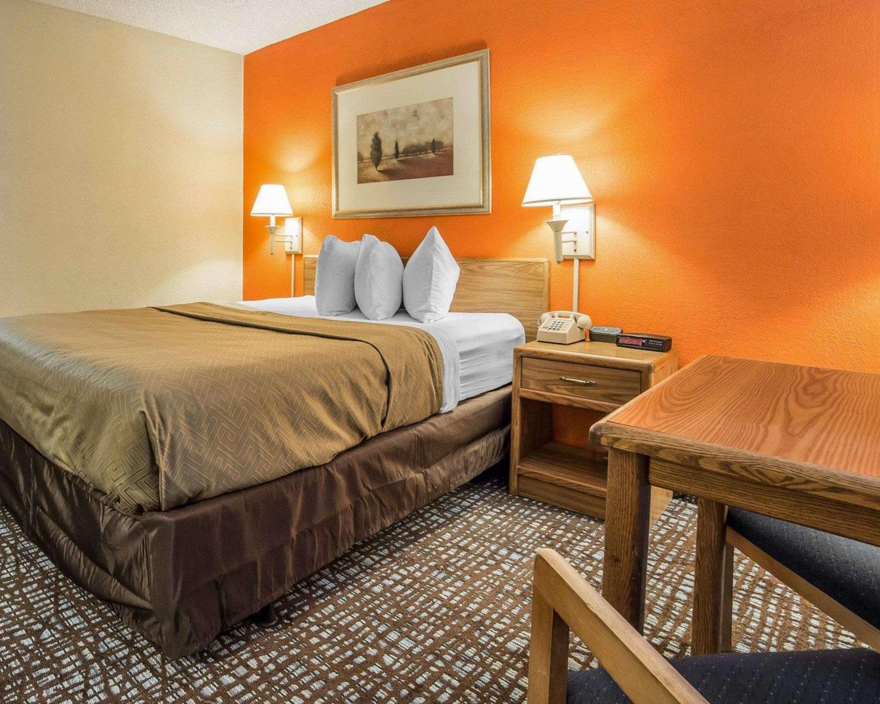 ROOM, QUEEN BED
