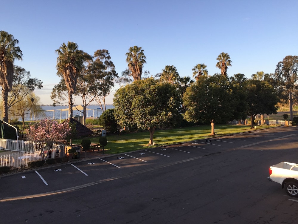 Lakeview Motel 36/60