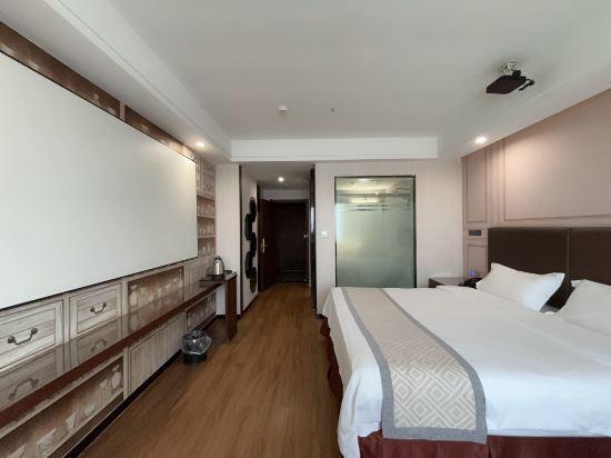 Feature, Deluxe, Queen Bed