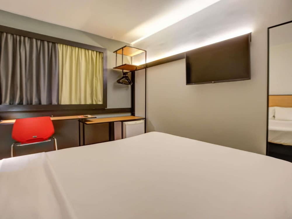 ROOM, TWIN BEDS