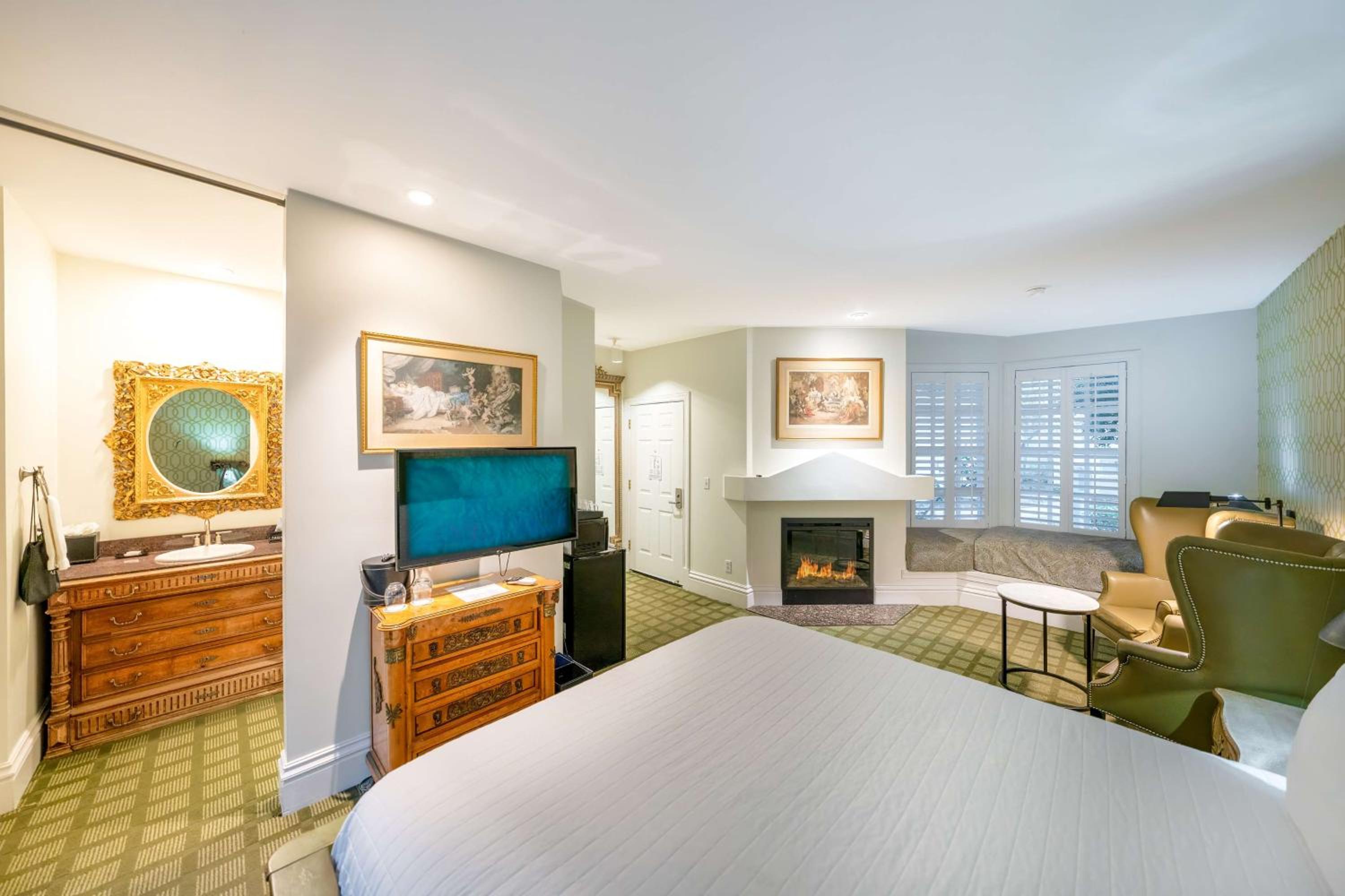 Room, King Bed, Jetted Tub, Patio, The Bergson, BW Signature Collection 2/4