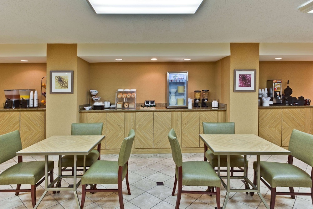 La Quinta Inn by Wyndham Tampa Near Busch Gardens 48/66