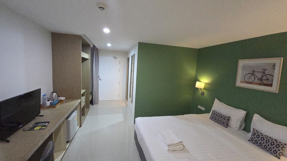 Deluxe, King Bed, No Window, Building 1