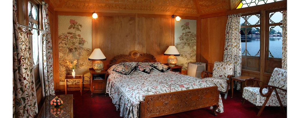 WelcomHeritage Gurkha Houseboats 7/35