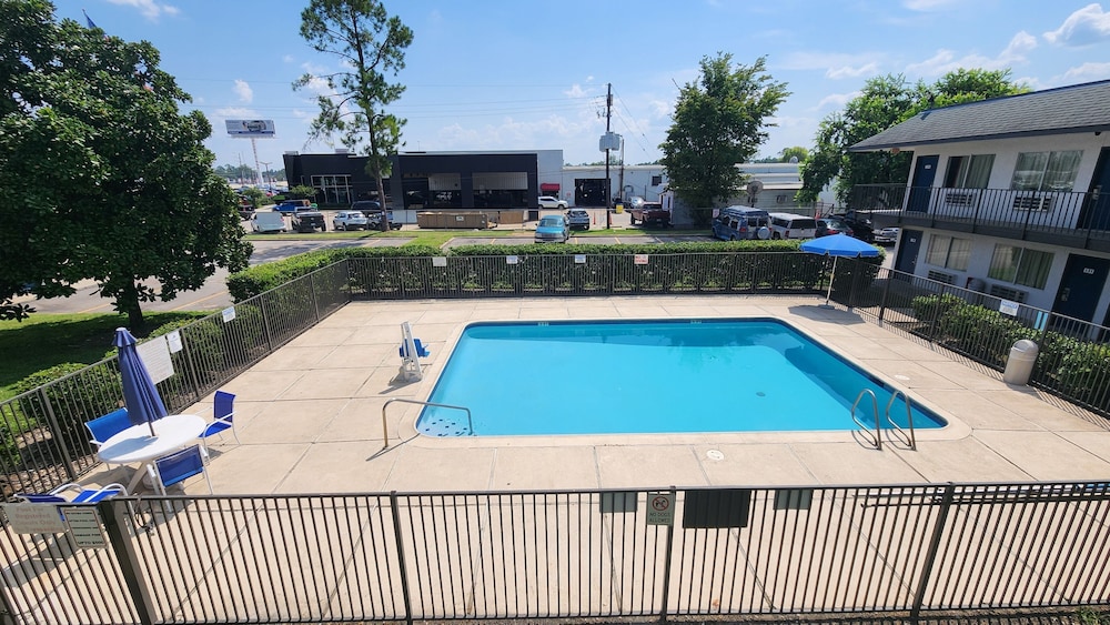 Motel6 Conroe, TX 53/63