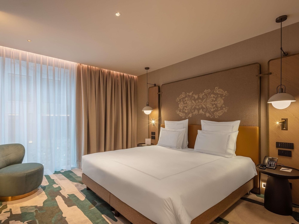 Junior Suite, King Bed, Atrium View