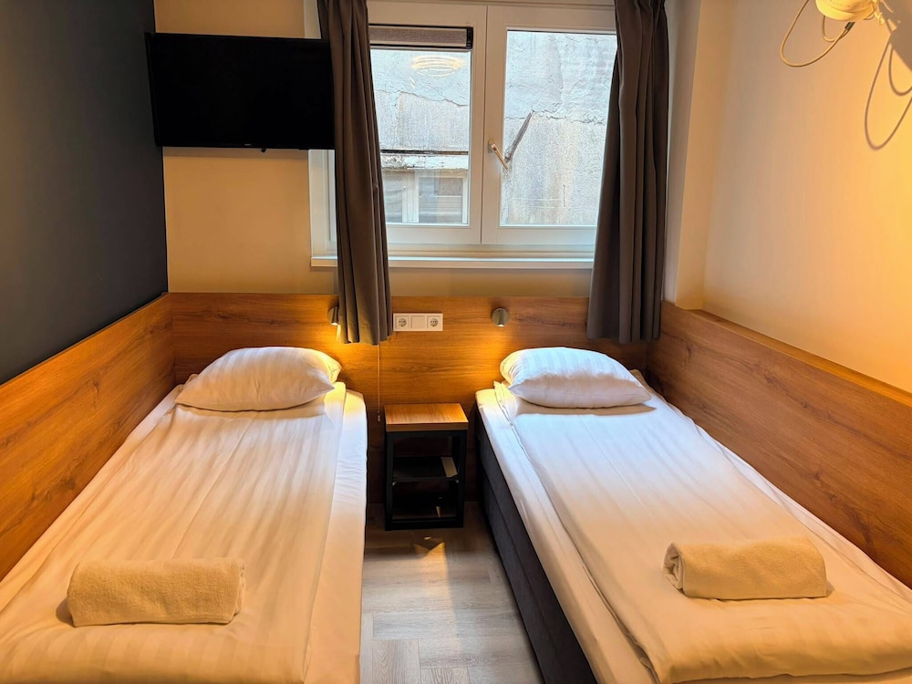 غرفة قياسية بسريرين منفصلين بحمام خاص، Continental Hotel 5/10