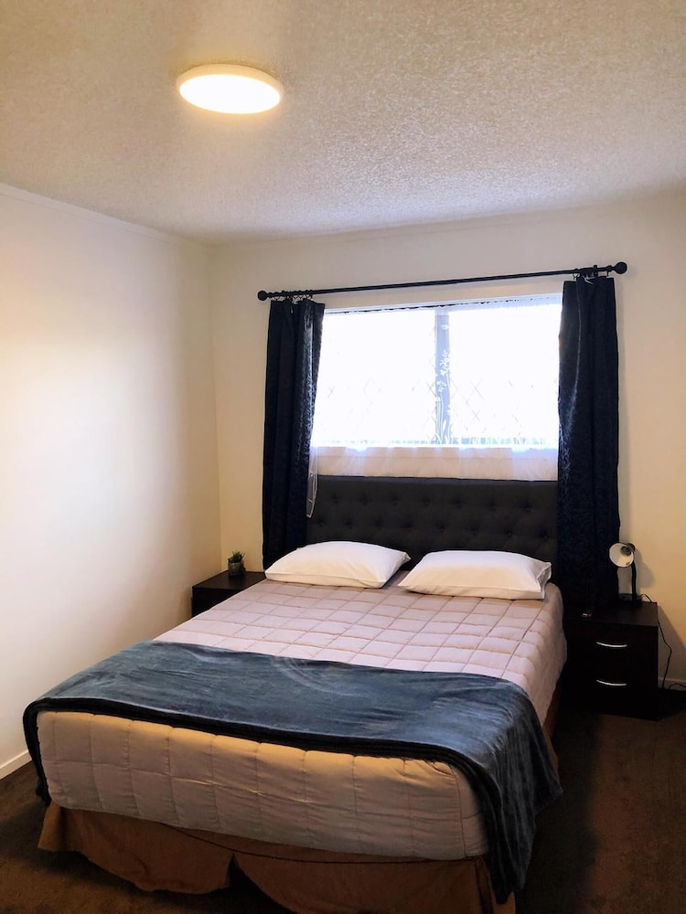 Grosvenor Motor Inn 9/50