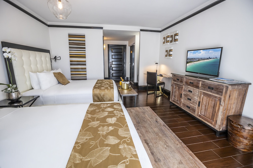 CLASSIC, 2 QUEEN BEDS, POOL VIEW