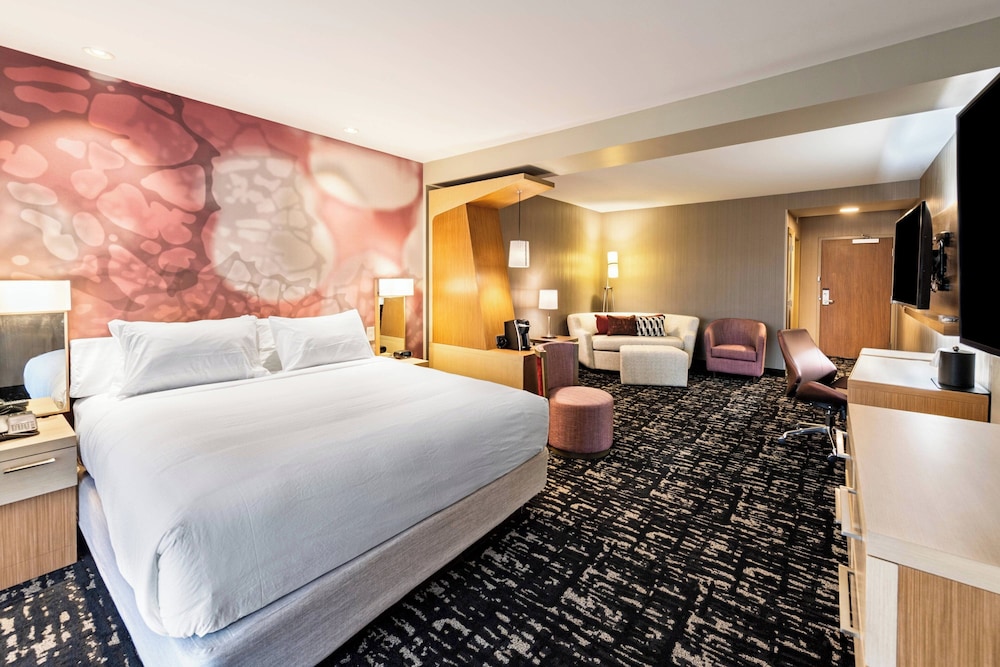 SUITE, KING BED, SOFA