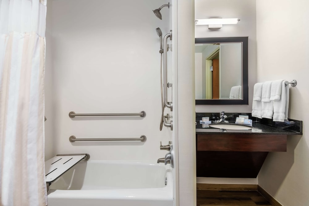 Hilton Garden Inn West Palm Beach Airport 16/54