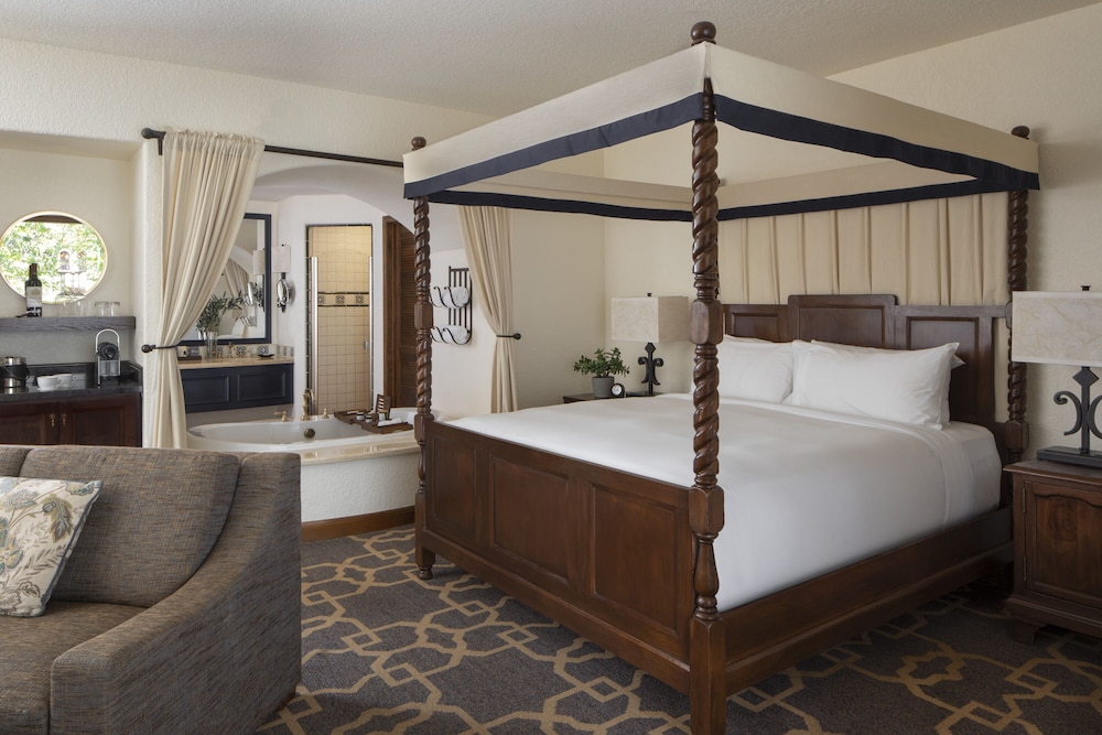 Suite, King Bed, Sofa