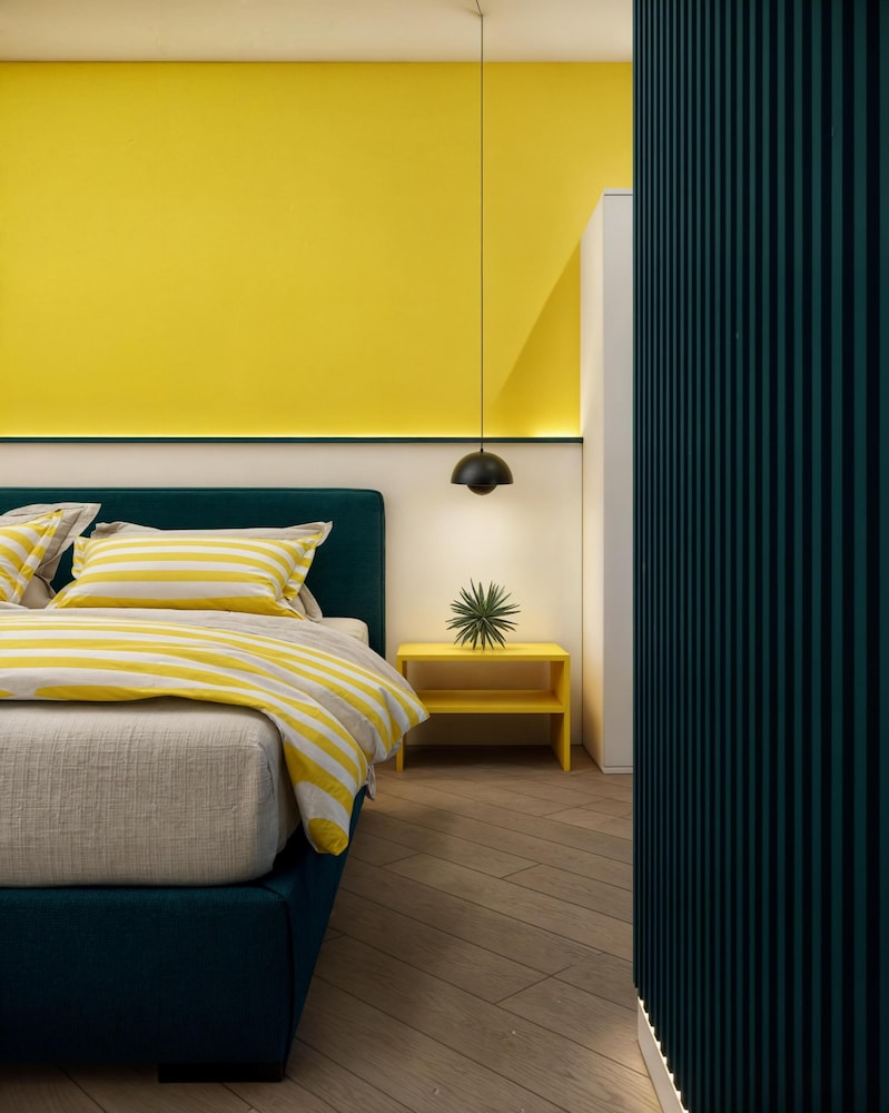 SUPERIOR, DOUBLE BED, PARTIAL SEA VIEW