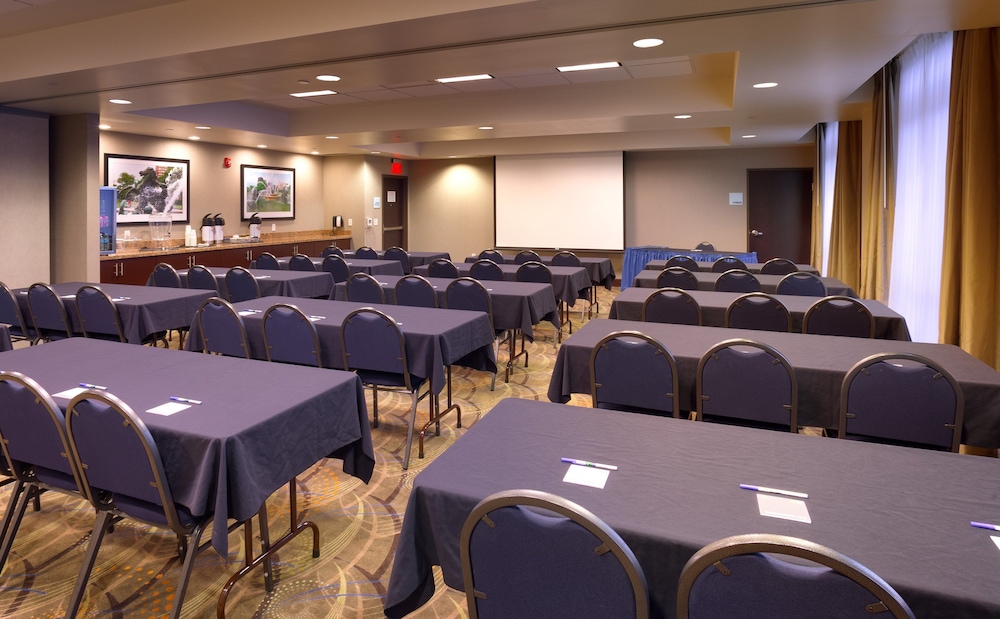 Holiday Inn Express Suites Overland Park 56/60