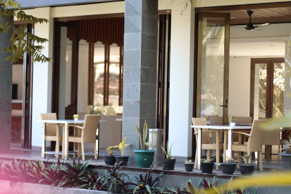 La Prima Hotel Flores 4/76