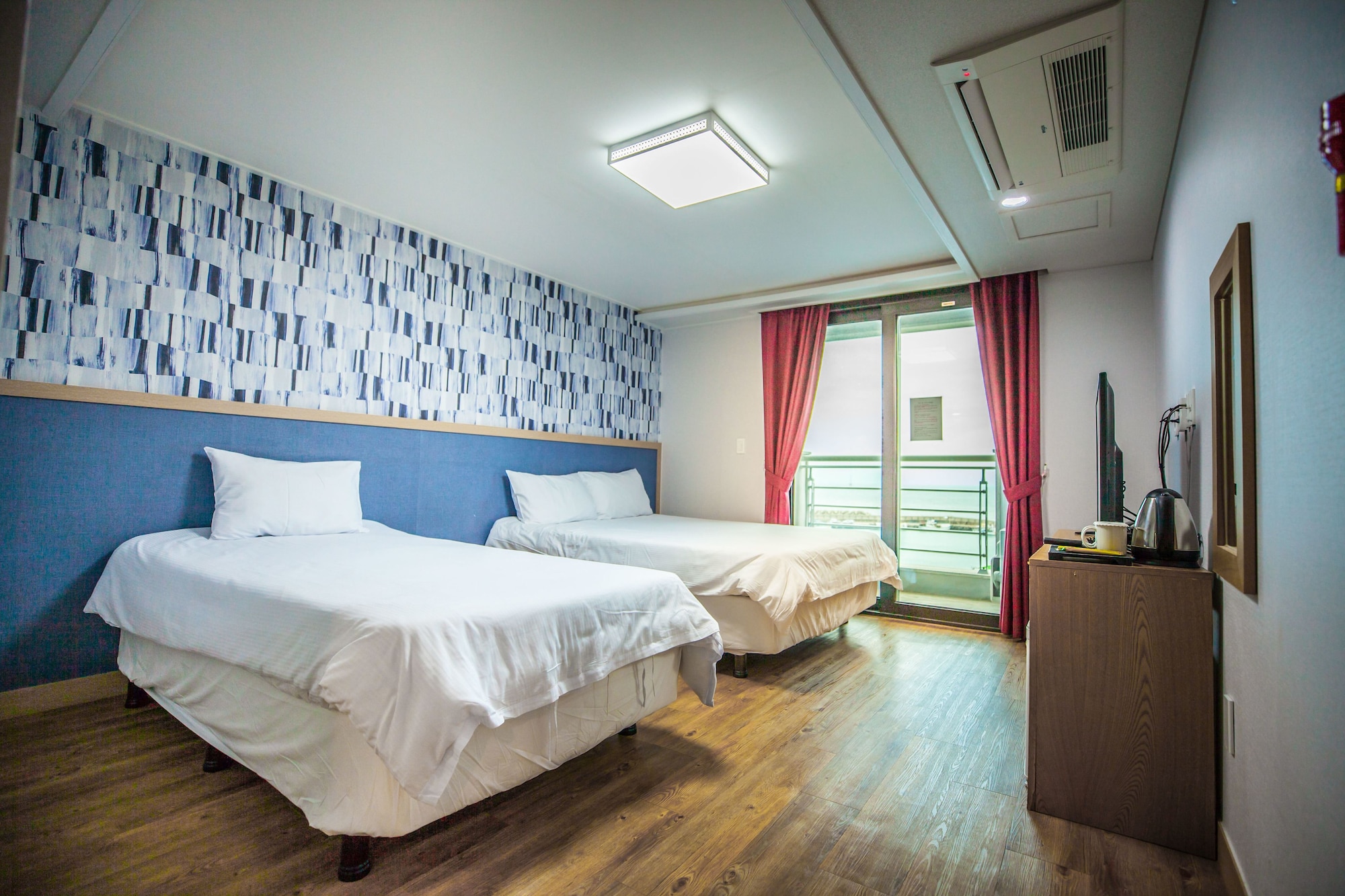 DELUXE, TWIN BEDS