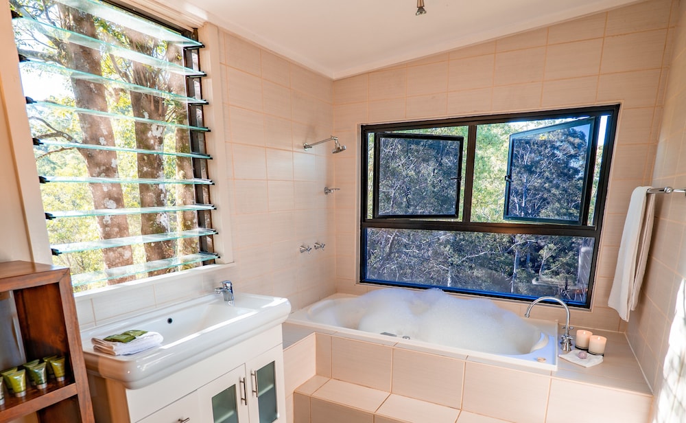Whispering Valley Cottage Retreat 50/50