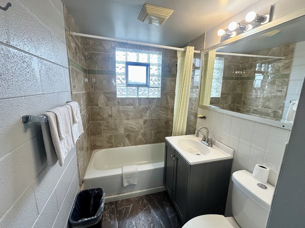 King Bed with Kitchenette Non-Smoking, Des Plaines Motel By OYO O'Hare Airport Chicago 3/3