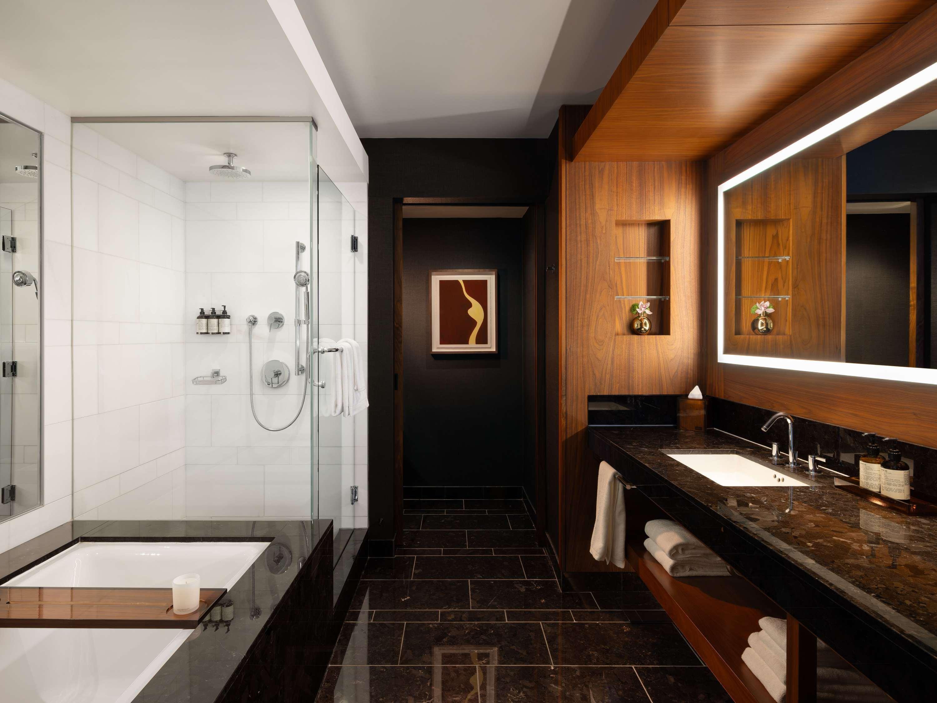 Fairmont Gold, Harbor, King Bed، Fairmont Pacific Rim 7/8