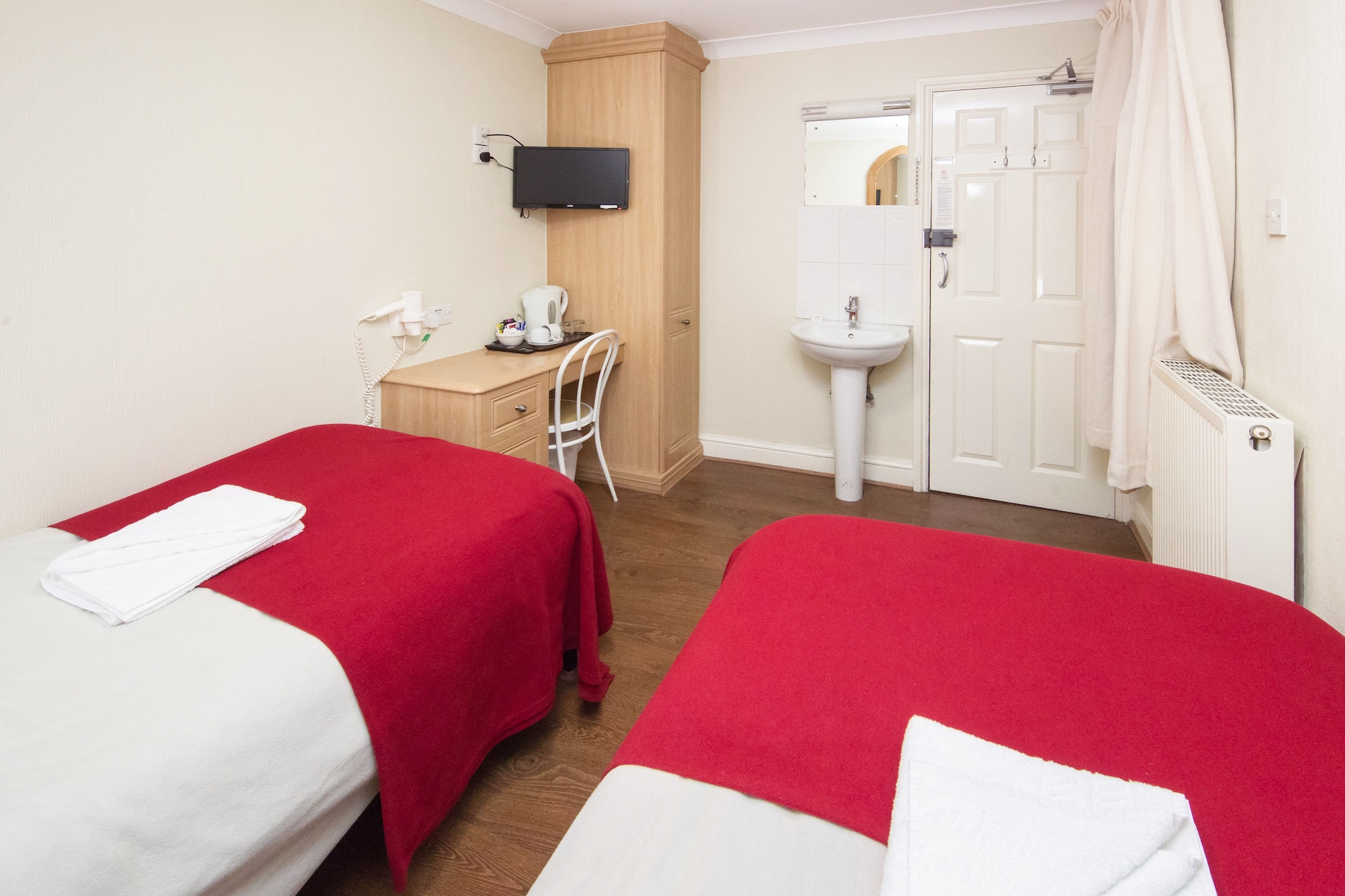 ECONOMY, BASEMENT, TWIN BEDS, SHARED BATHROOM, ANNEX